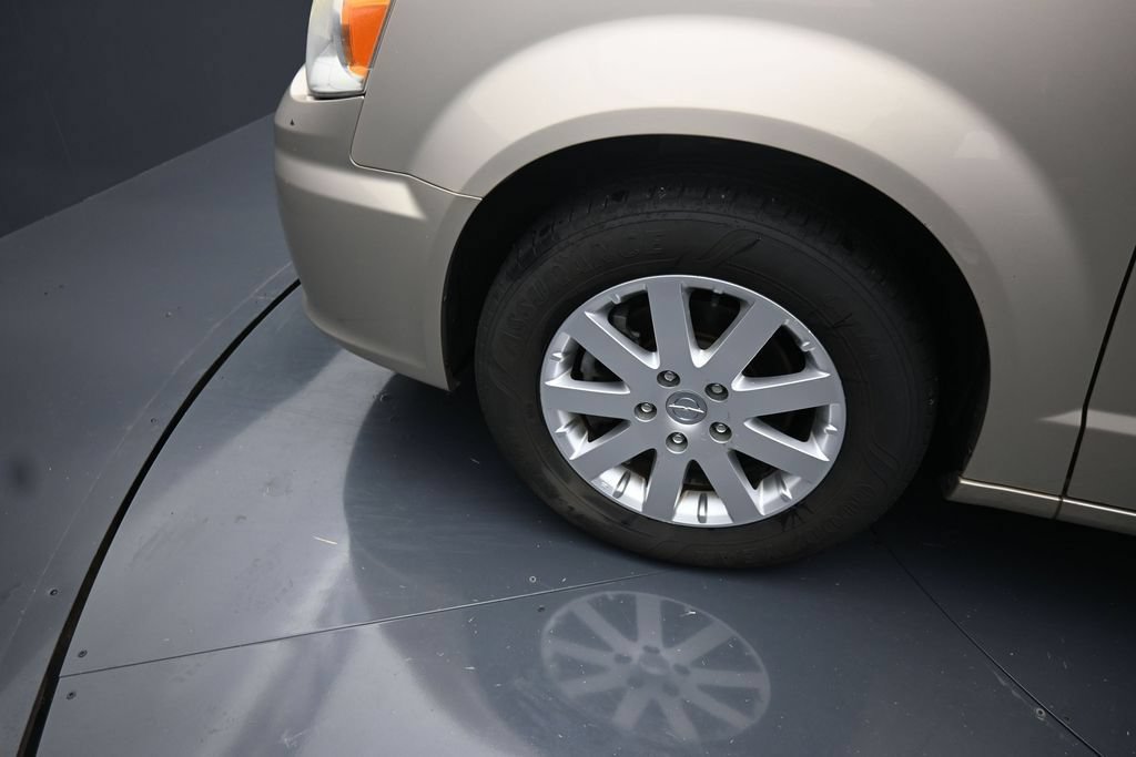Used 2014 Chrysler Town & Country Touring FWD image 14