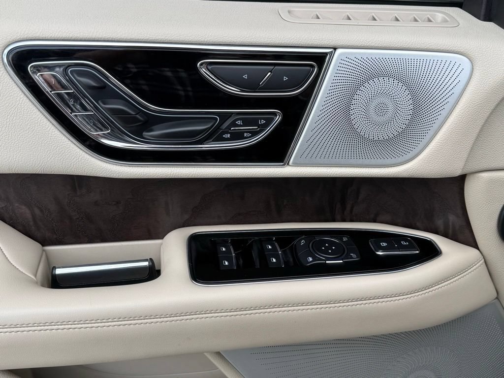 Used 2019 Lincoln Navigator Reserve AWD/4WD image 14