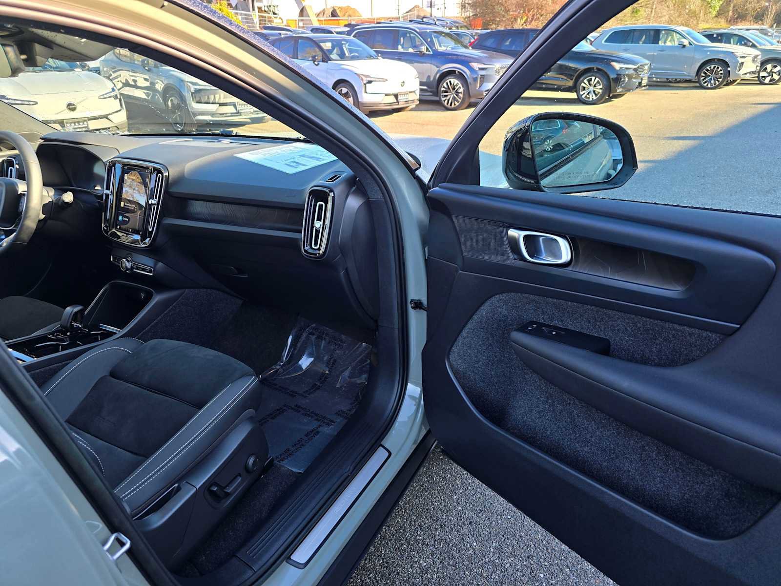 Used 2023 Volvo XC40 Recharge Plus w/ Protection Package Premier image 10