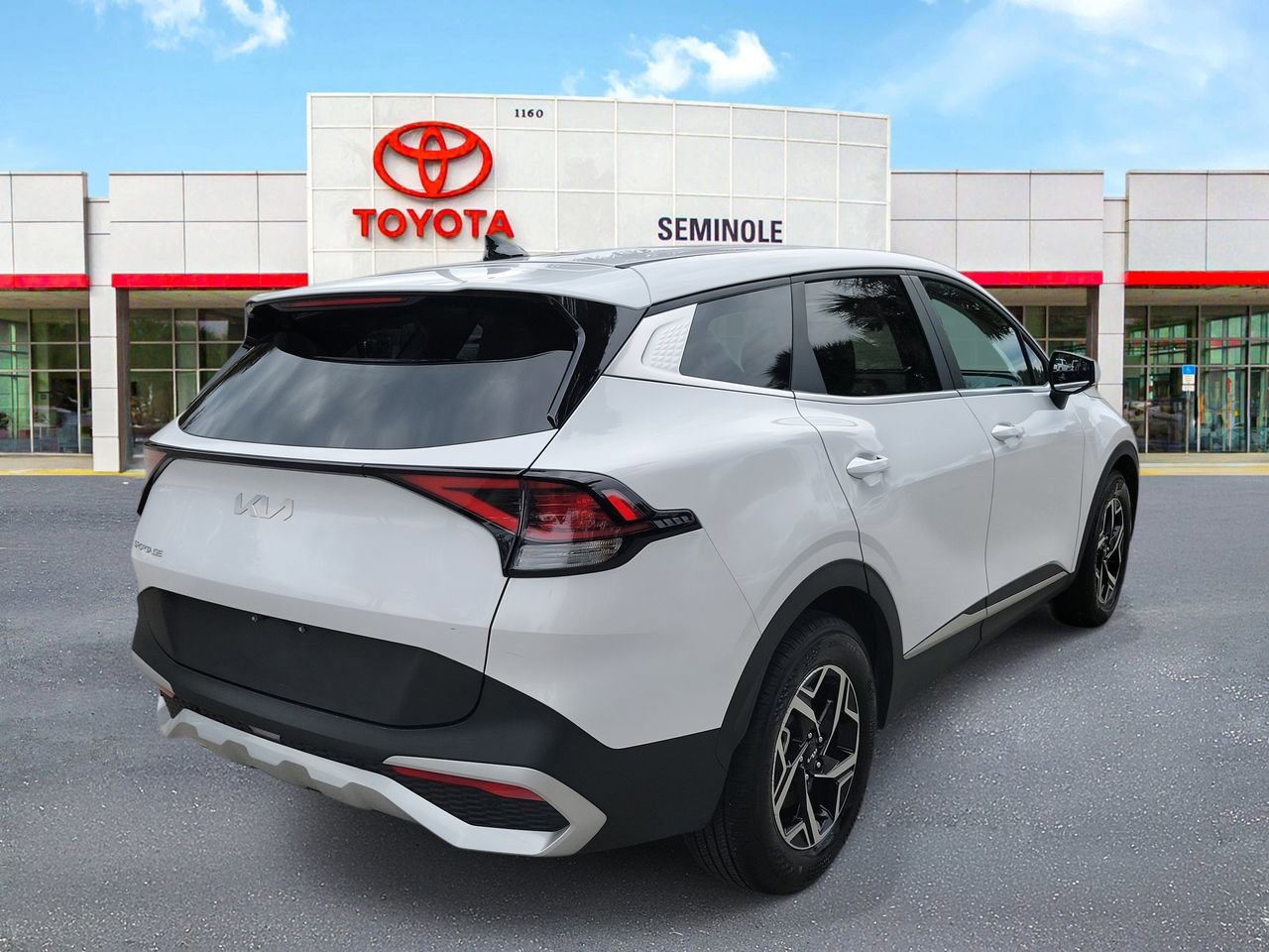 Used 2025 Kia Sportage LX image 3