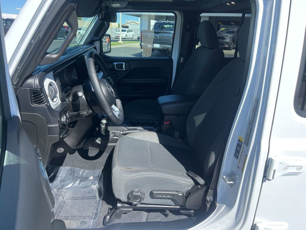 Used 2025 Jeep Wrangler Unlimited Sahara AWD/4WD image 16