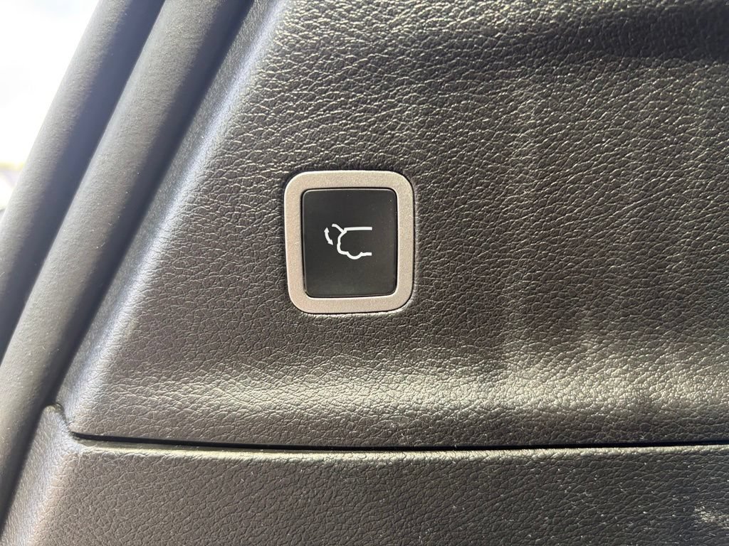 Certified 2025 Chrysler Pacifica Limited FWD image 12