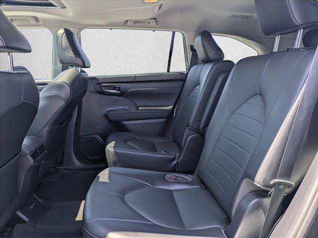 Used 2021 Toyota Highlander XLE FWD image 20