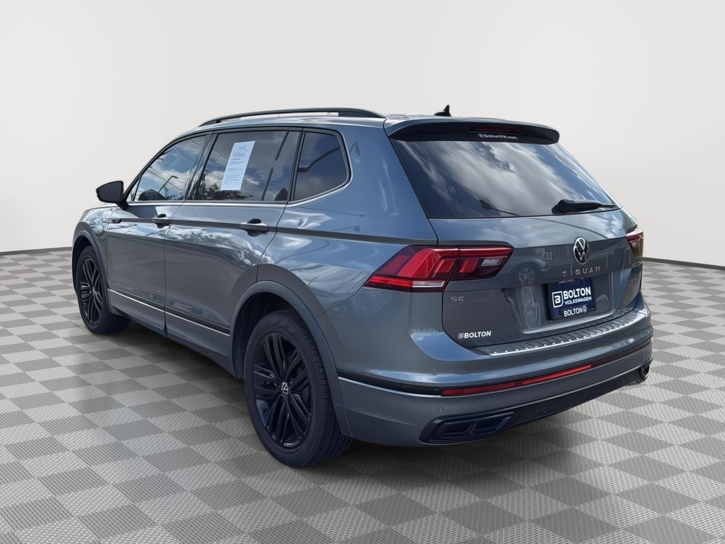 Used 2022 Volkswagen Tiguan SE R-Line image 3
