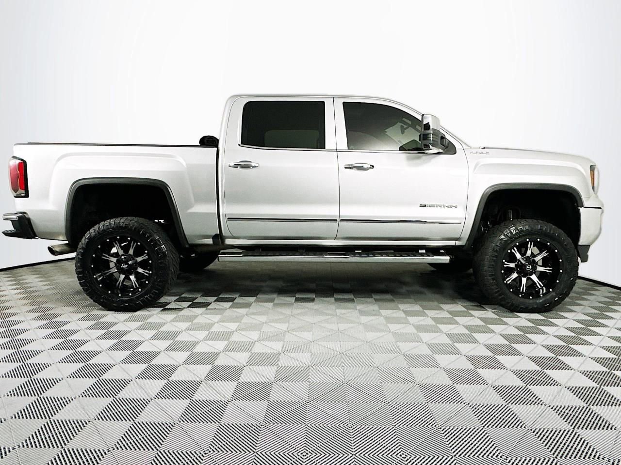 Used 2018 GMC Sierra 1500 SLT w/ SLT Premium Package AWD/4WD image 28