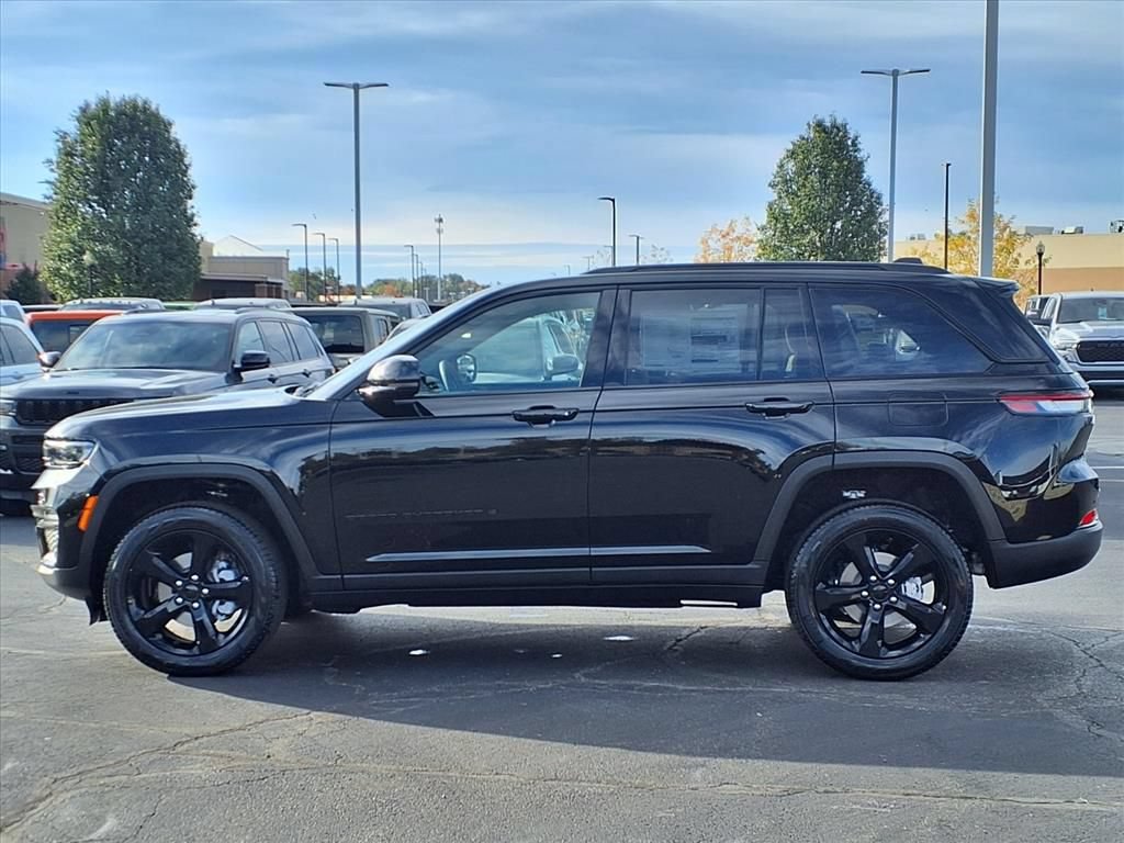 New 2025 Jeep Grand Cherokee Limited w/ Black Appearance Package AWD/4WD image 3