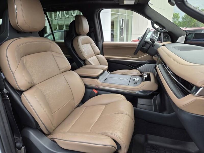 Used 2025 Lincoln Navigator L Black Label AWD/4WD image 24