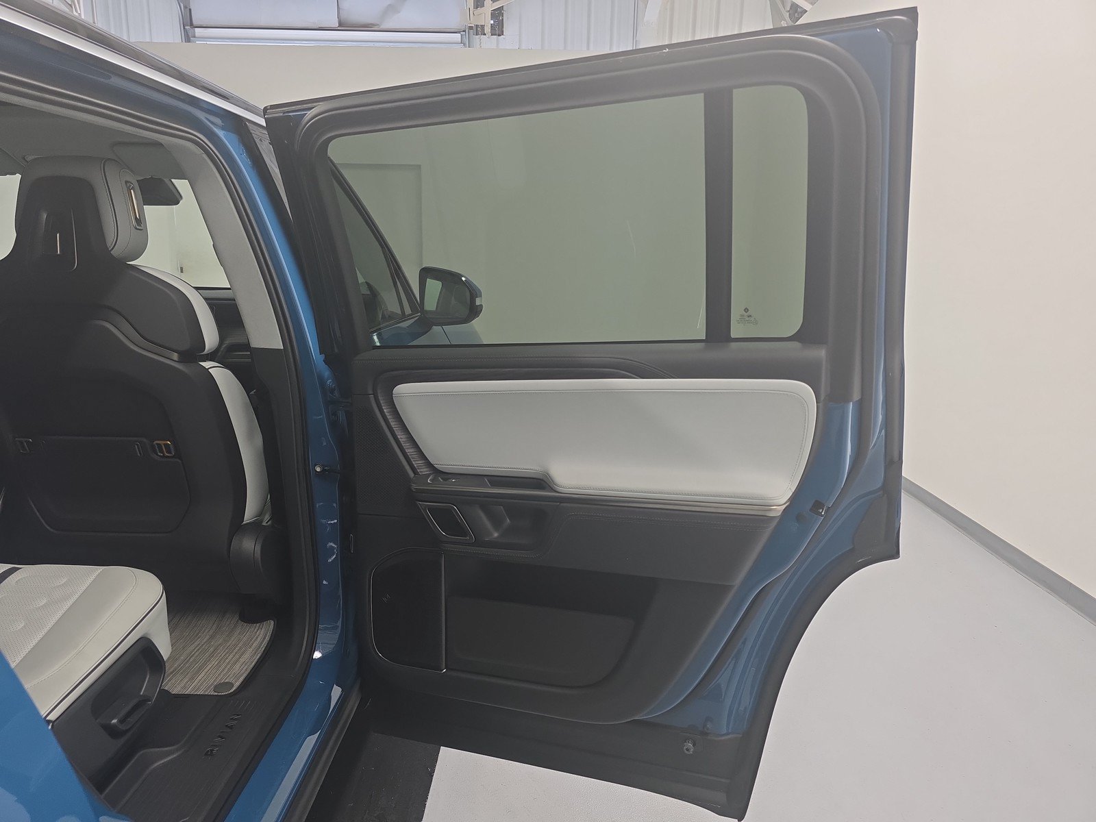 Used 2023 Rivian R1S Adventure AWD/4WD image 19