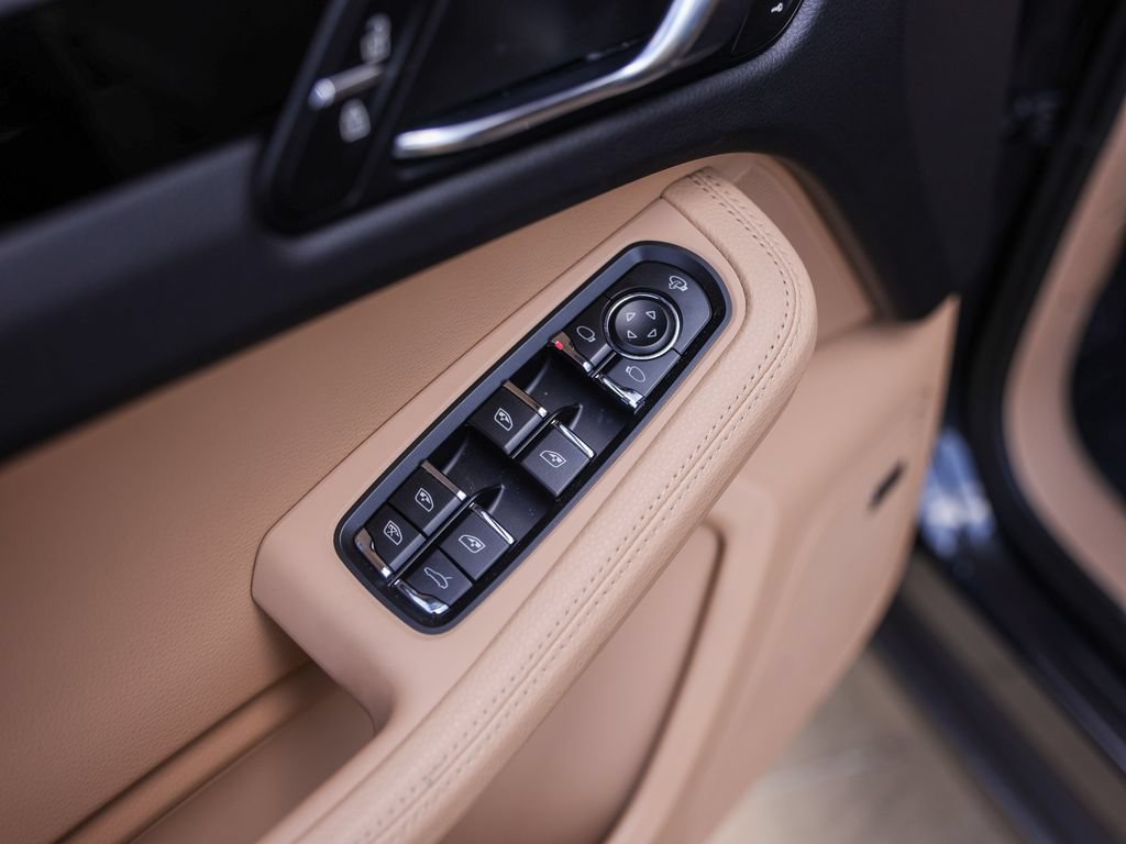 Certified 2026 Porsche Macan AWD/4WD image 29