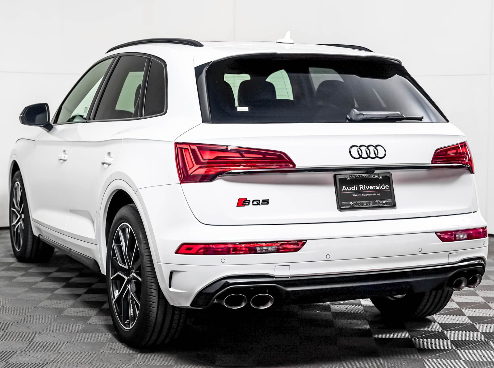 Used 2024 Audi SQ5 Premium Plus w/ Premium Plus Package AWD/4WD image 2