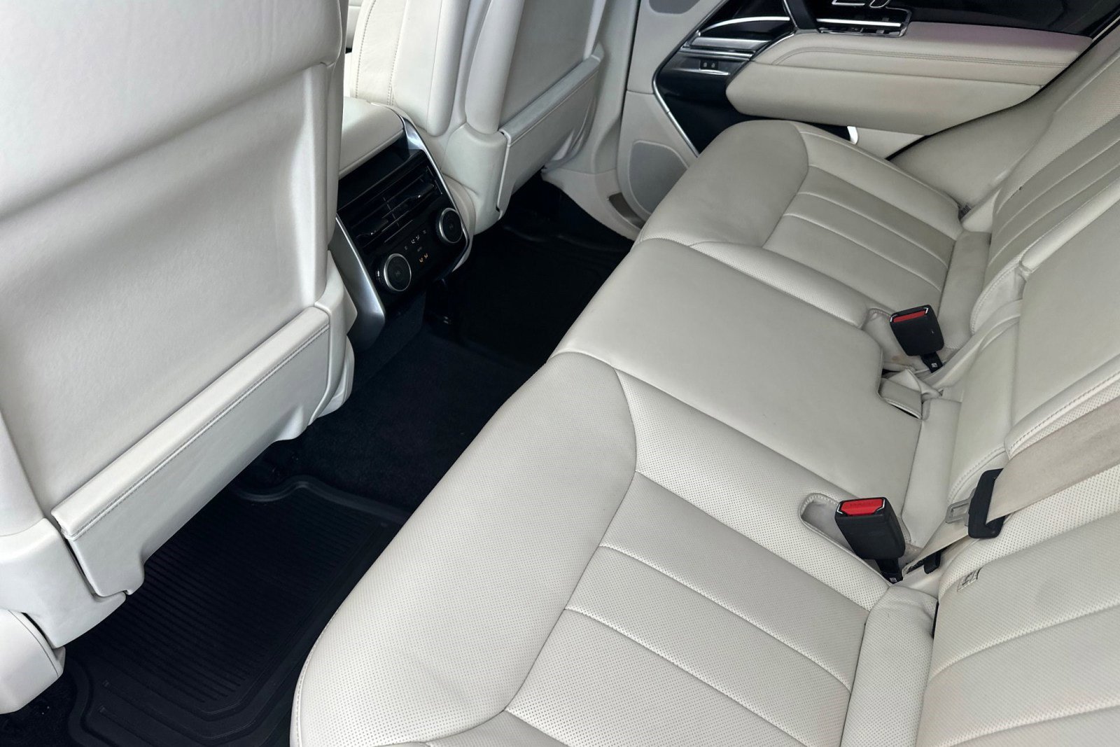 Used 2023 Land Rover Range Rover SE image 26