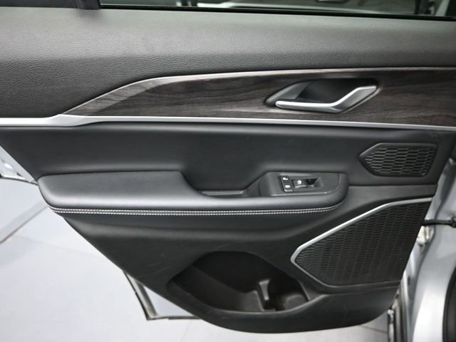 Used 2022 Jeep Grand Cherokee Limited image 16