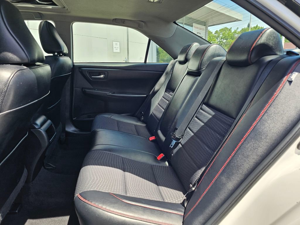 Used 2015 Toyota Camry SE w/ Moonroof Package FWD image 24