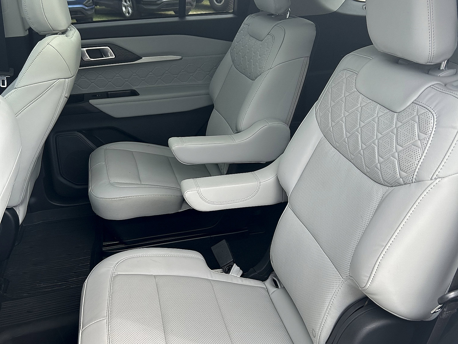 Used 2025 Ford Explorer Platinum w/ Ultimate Package image 8