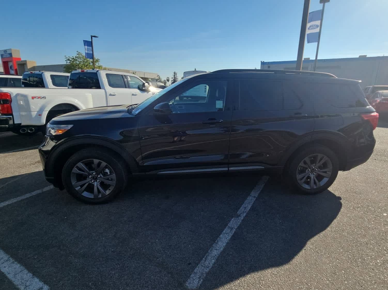 Used 2022 Ford Explorer XLT w/ Equipment Group 202A image 5