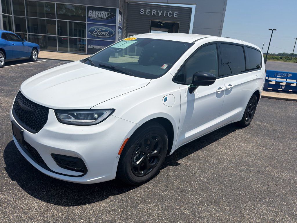 Used 2024 Chrysler Pacifica Limited FWD image 2