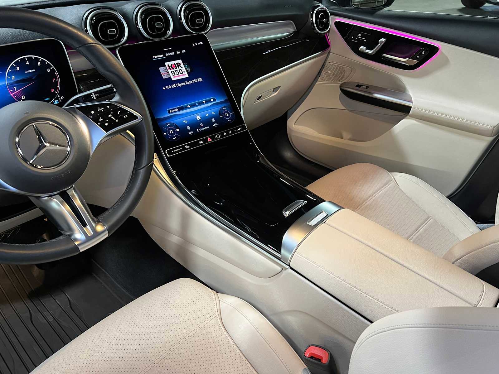 Used 2025 Mercedes-Benz GLC 300 4MATIC image 32