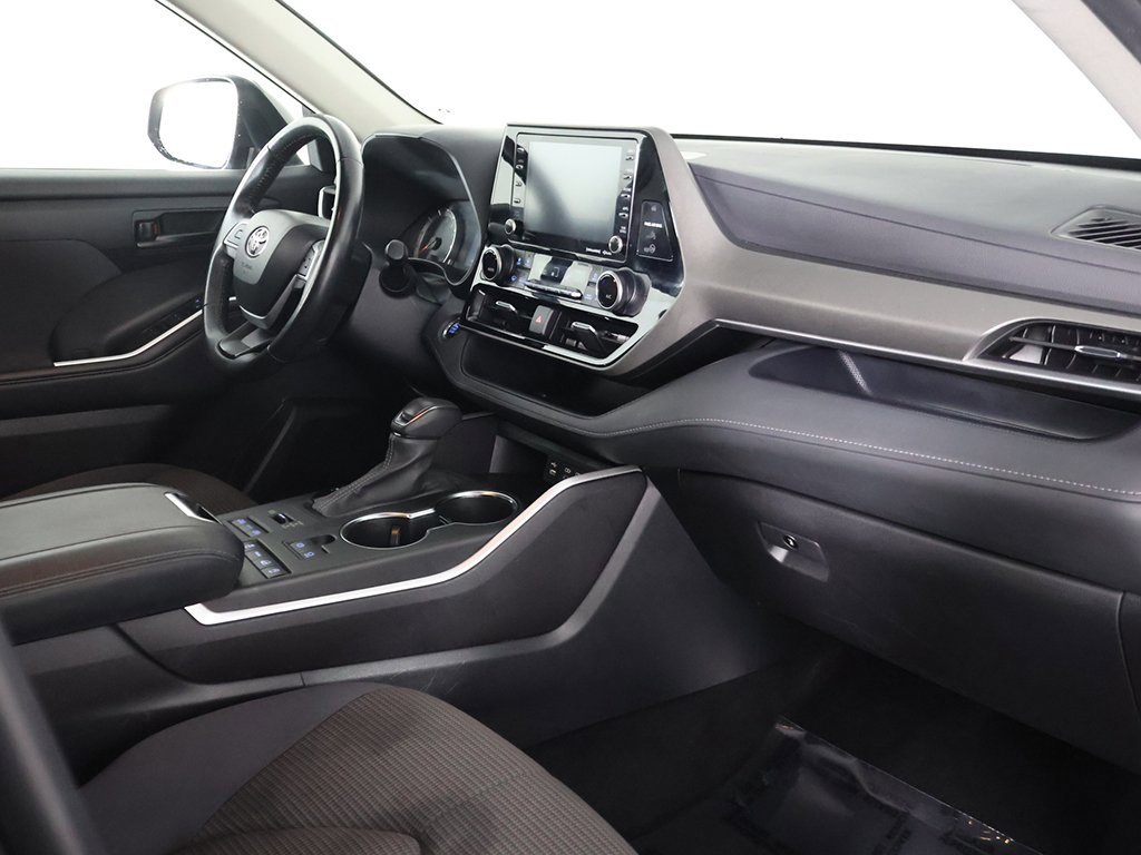Used 2022 Toyota Highlander LE image 27
