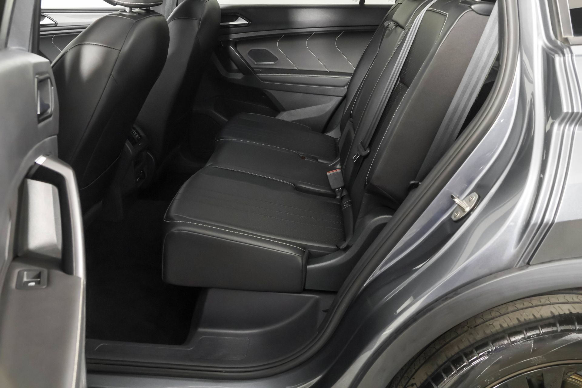Used 2023 Volkswagen Tiguan SE R-Line FWD image 36