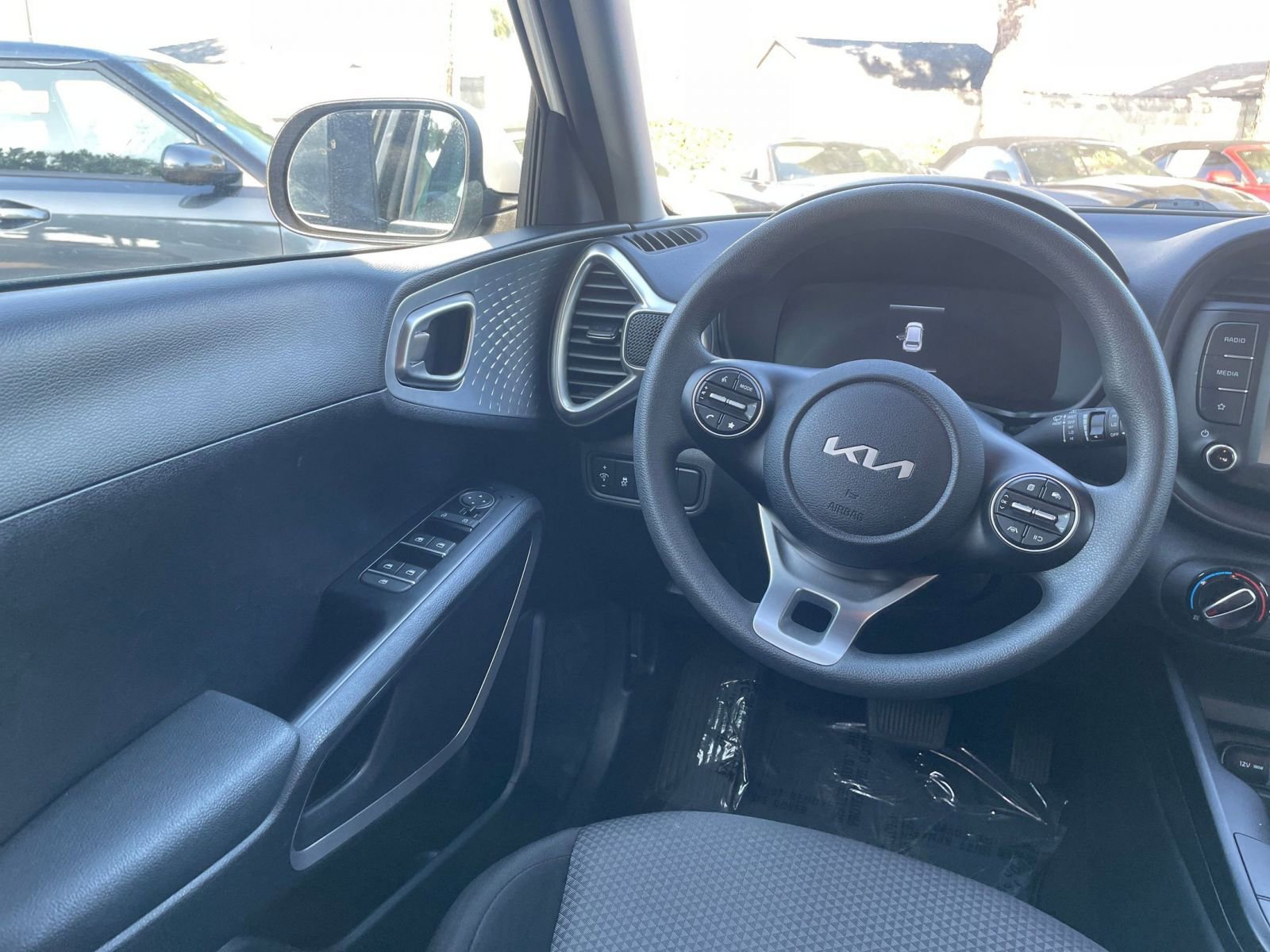 Used 2025 Kia Soul LX w/ LX Technology Package FWD image 30
