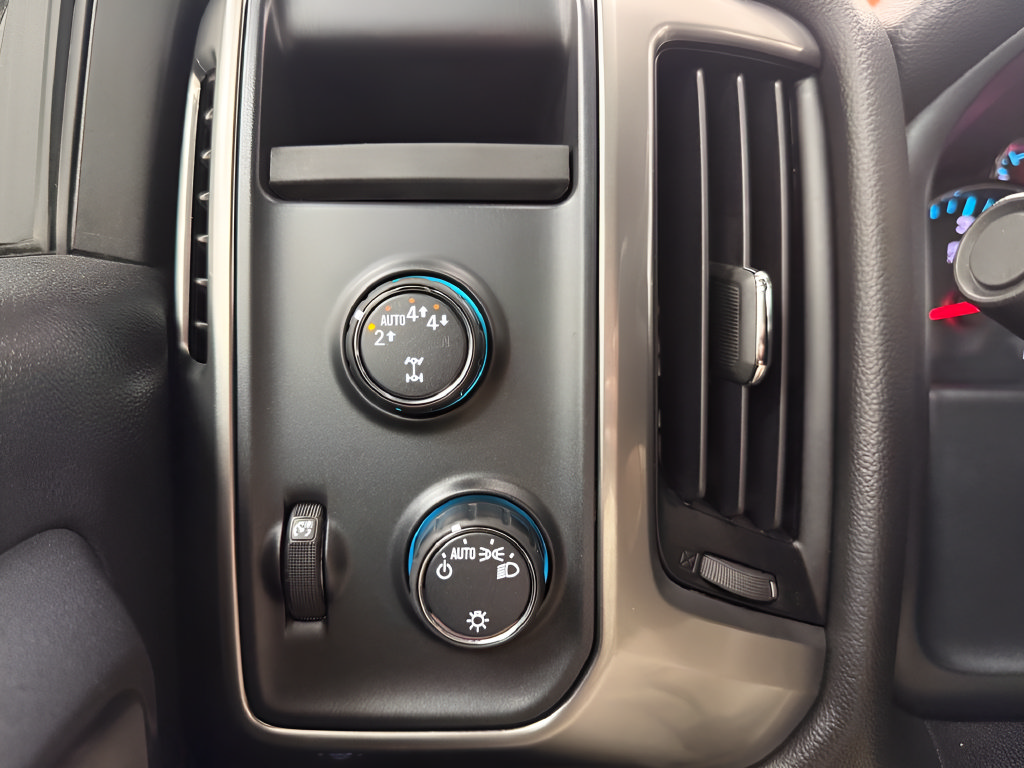 Used 2018 Chevrolet Silverado 1500 LT AWD/4WD image 24