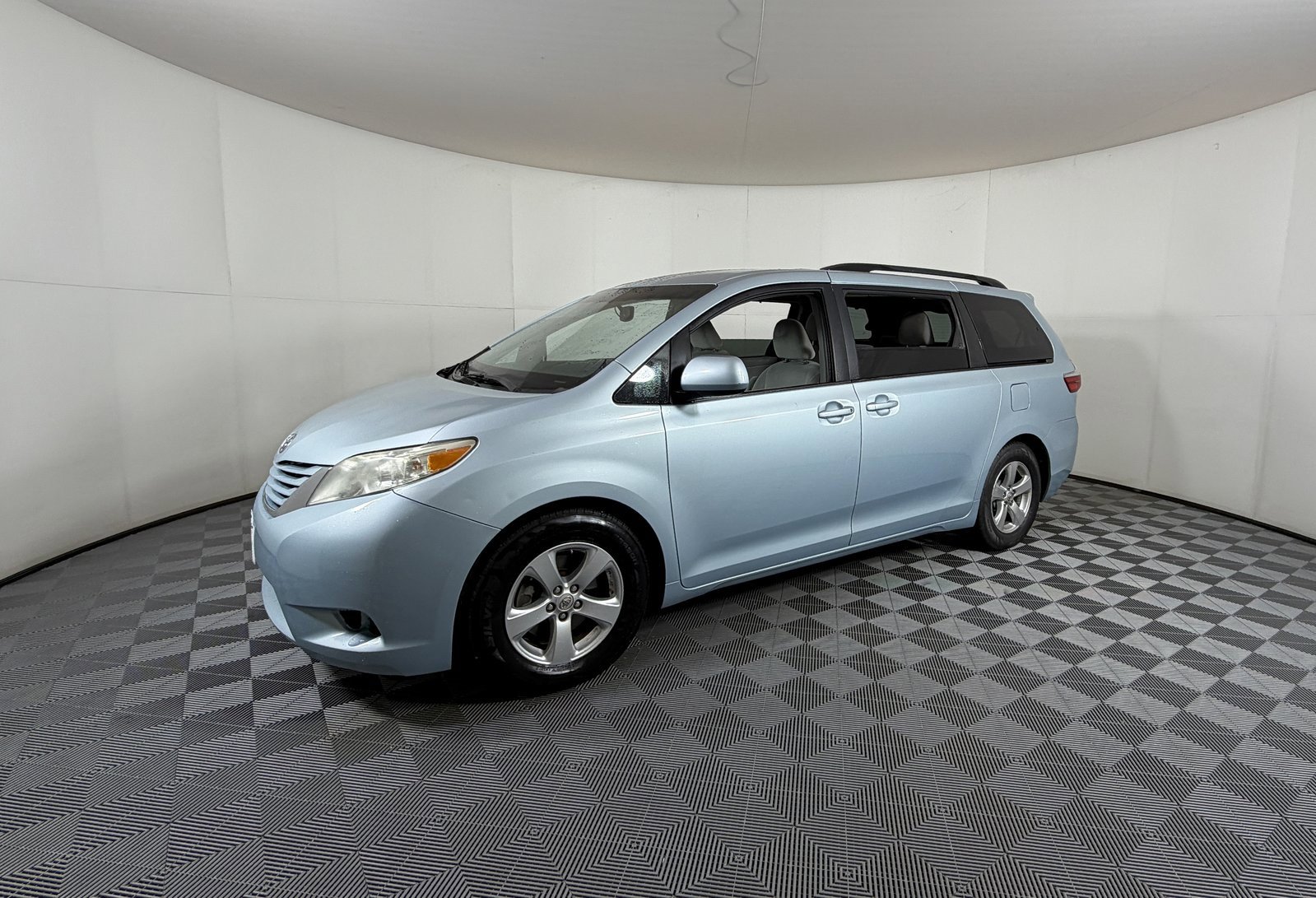 Used 2015 Toyota Sienna LE image 2