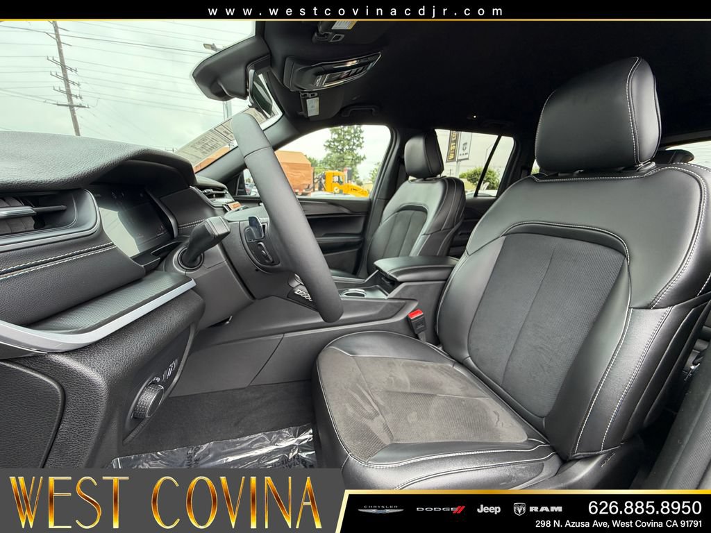 Used 2025 Jeep Grand Cherokee Altitude RWD image 18