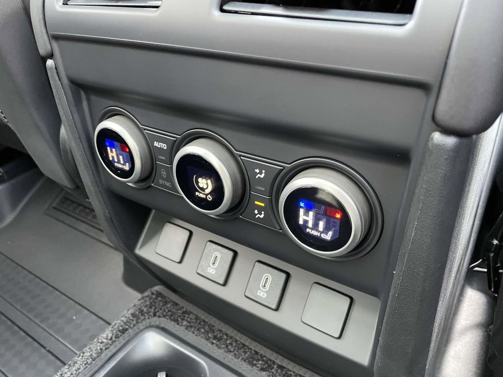 New 2026 Land Rover Defender 130 X-Dynamic SE AWD/4WD image 23