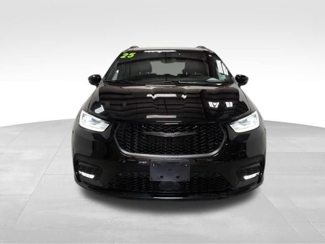 Used 2025 Chrysler Pacifica Limited image 5