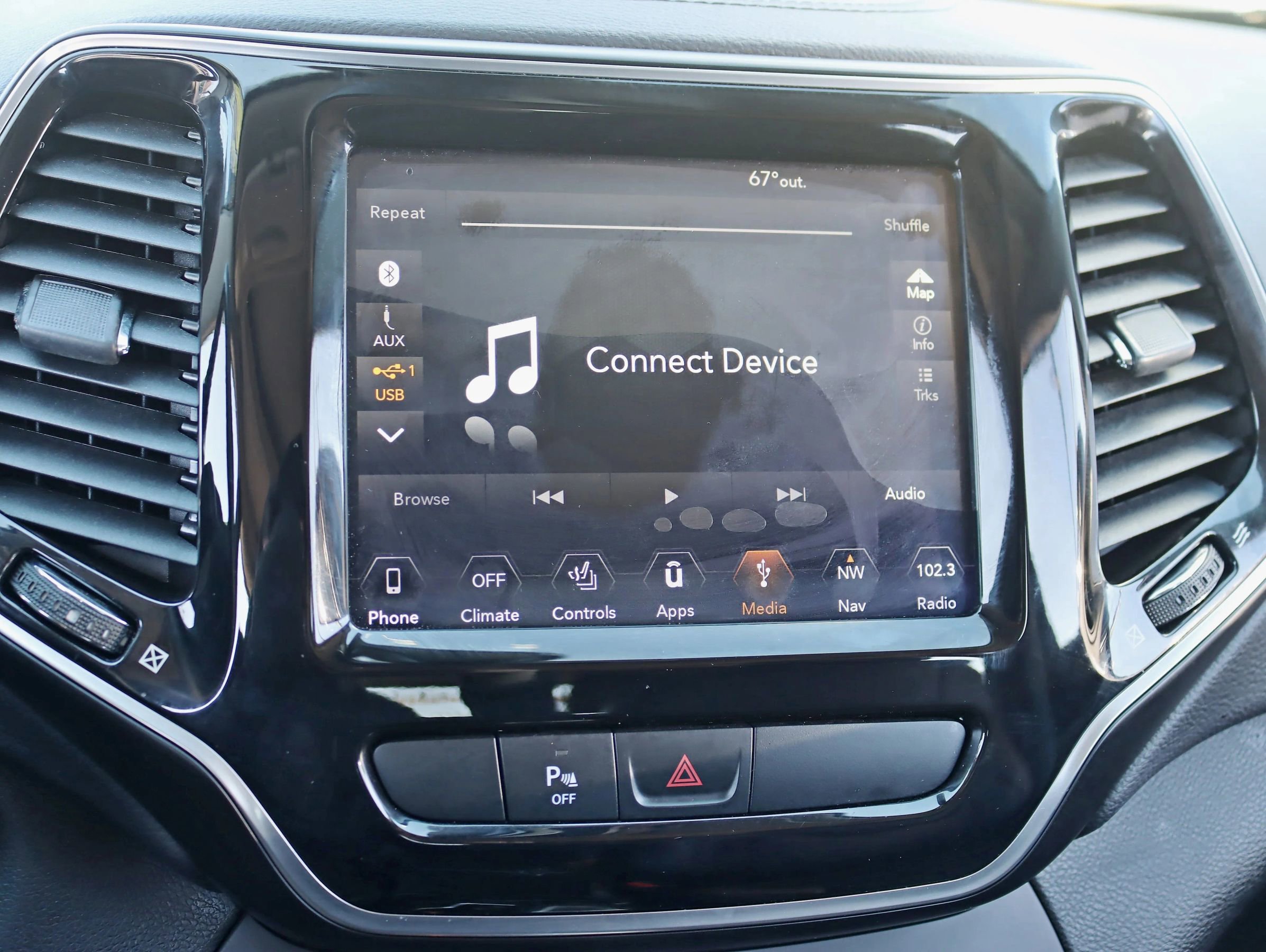 Used 2019 Jeep Cherokee Limited image 24