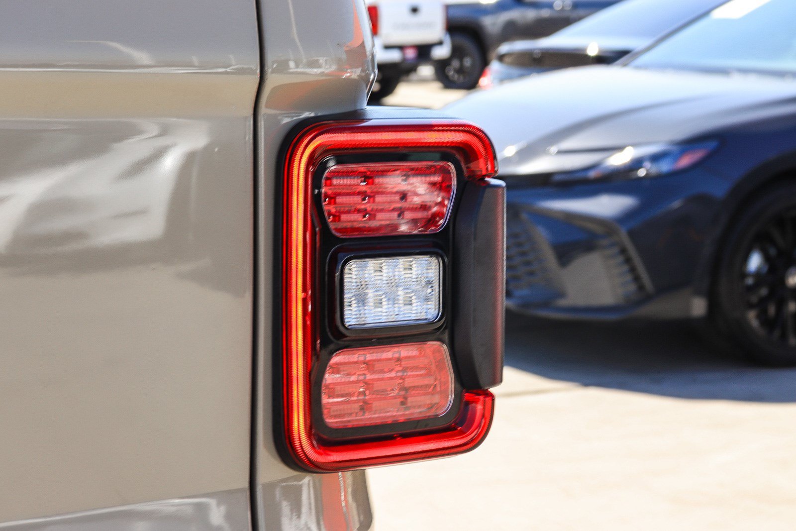 Used 2022 Jeep Gladiator Sport AWD/4WD image 13