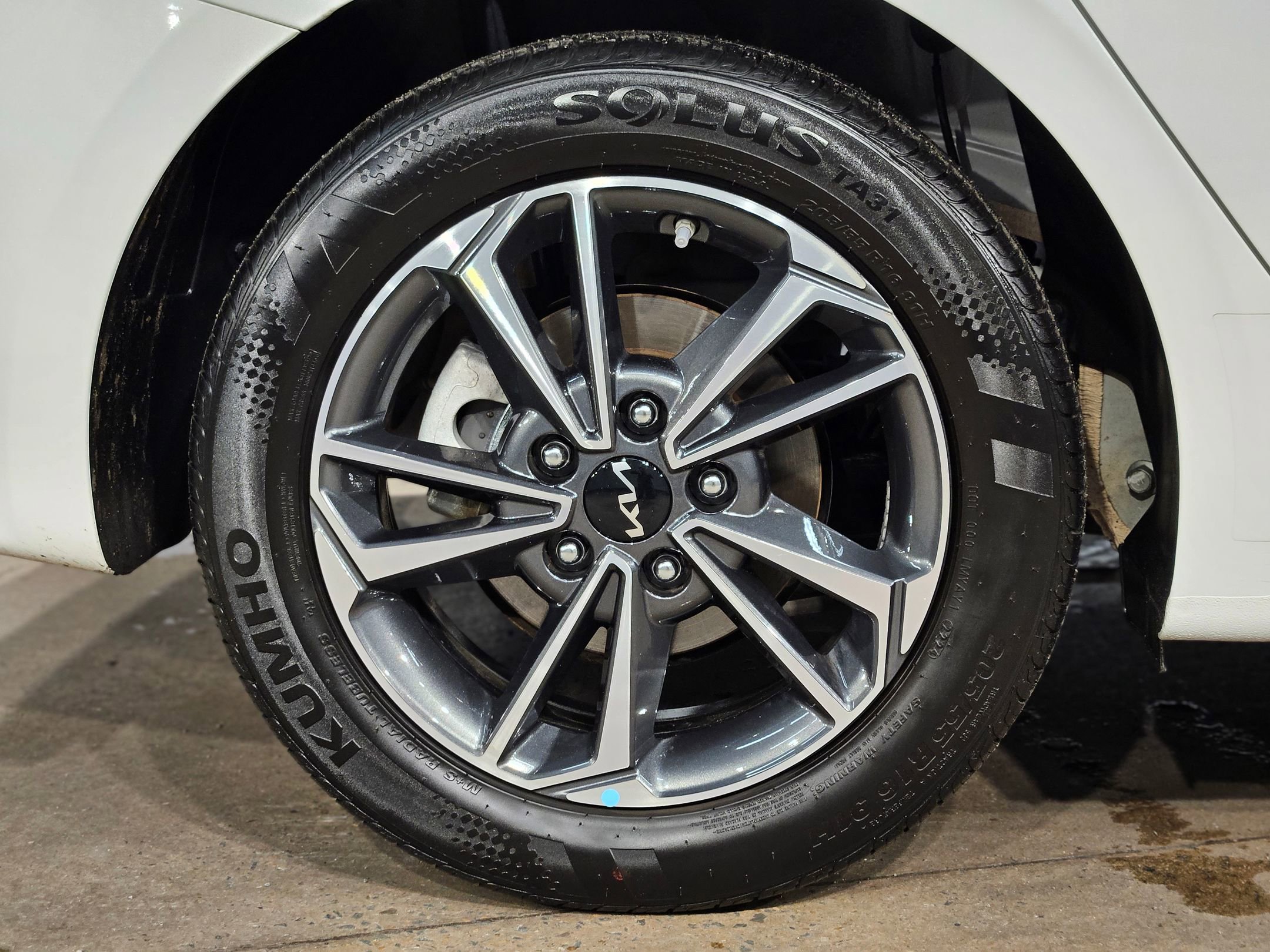 Used 2024 Kia Forte LXS w/ LXS Technology Package image 17