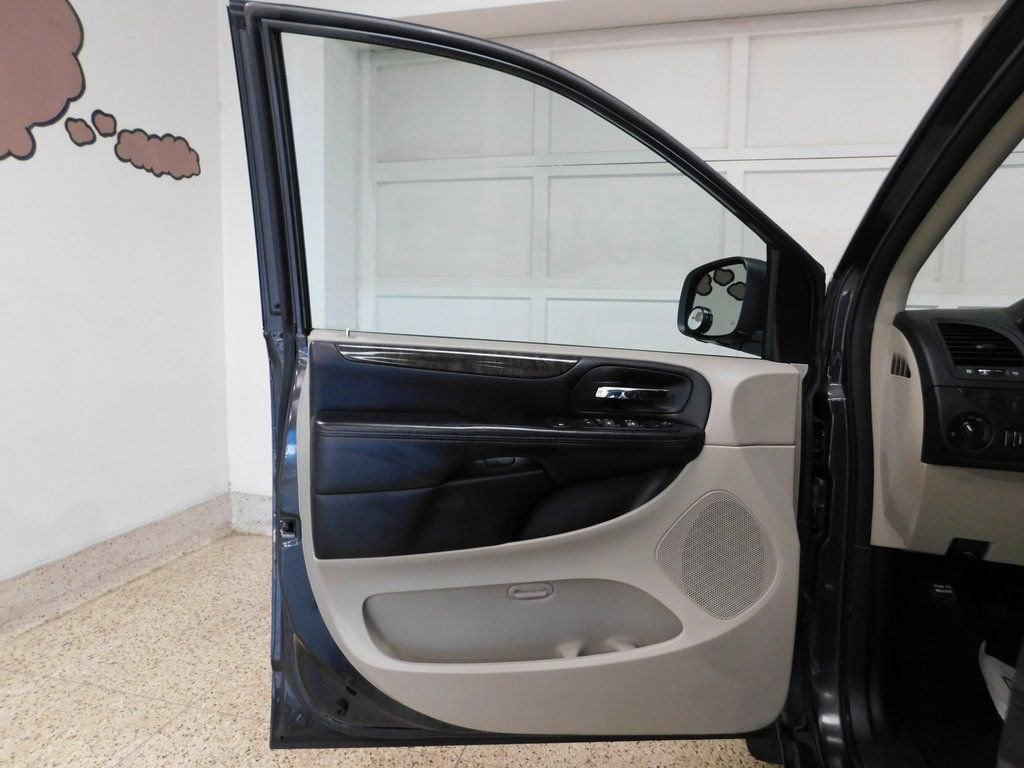 Used 2011 Dodge Grand Caravan SXT image 27