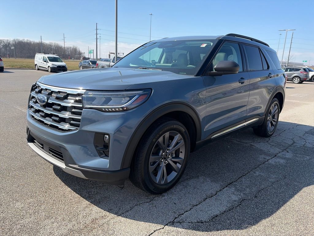 Used 2025 Ford Explorer Active w/ Active Comfort Package image 3