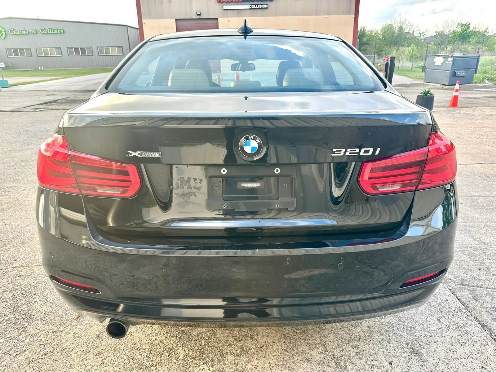 Used 2017 BMW 320i xDrive Sedan AWD/4WD image 5