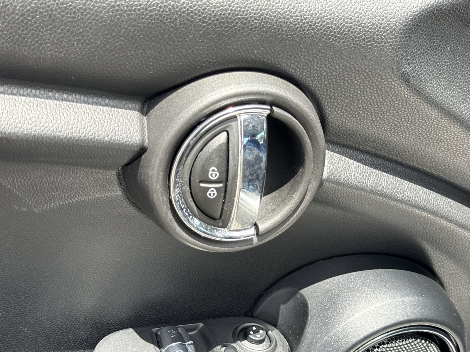 Used 2021 MINI Cooper 2-Door Hardtop FWD image 14