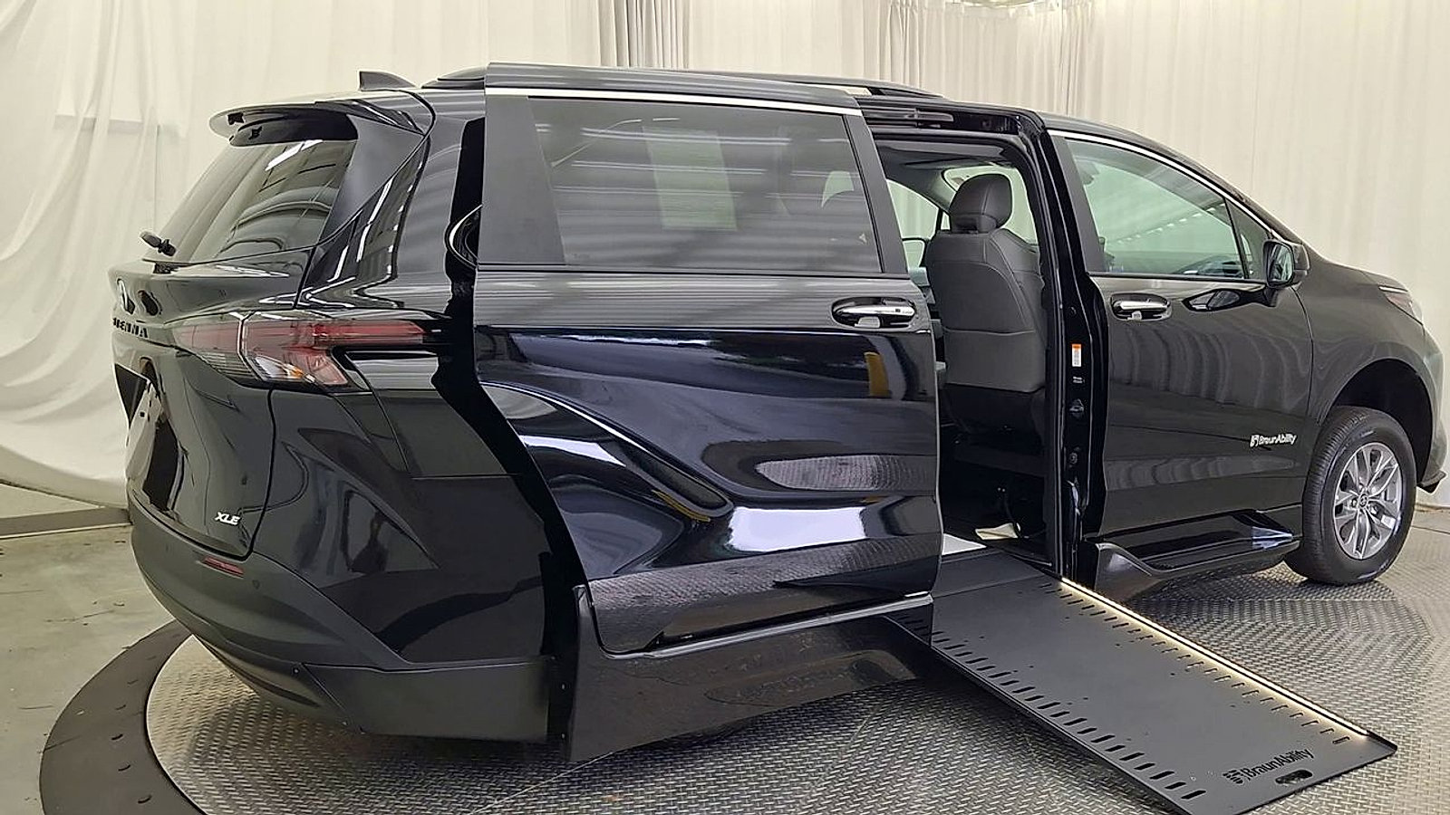 Used 2026 Toyota Sienna XLE FWD image 4