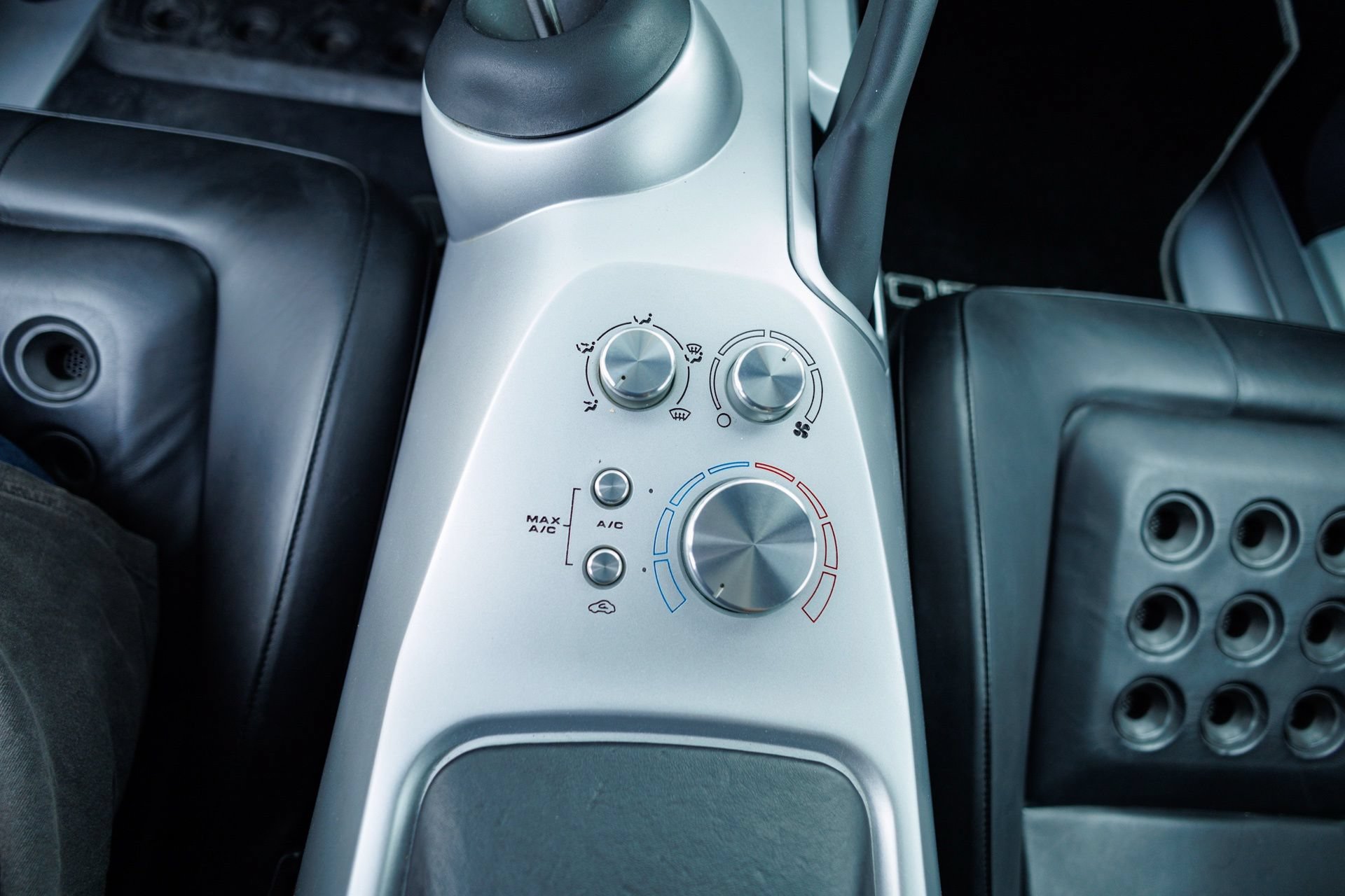 Used 2005 Ford GT RWD image 43