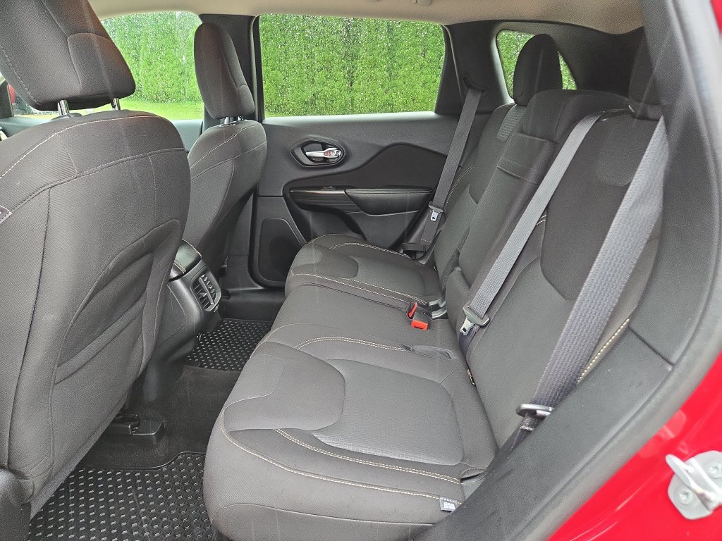 Used 2016 Jeep Cherokee Latitude w/ Cold Weather Group FWD image 27