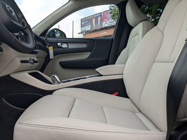 New 2025 Volvo XC40 B5 Plus w/ Protection Package Premier image 25