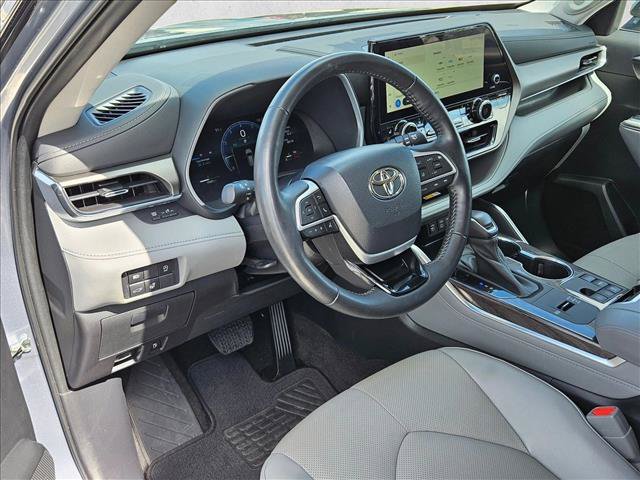 Used 2023 Toyota Highlander Limited FWD image 10