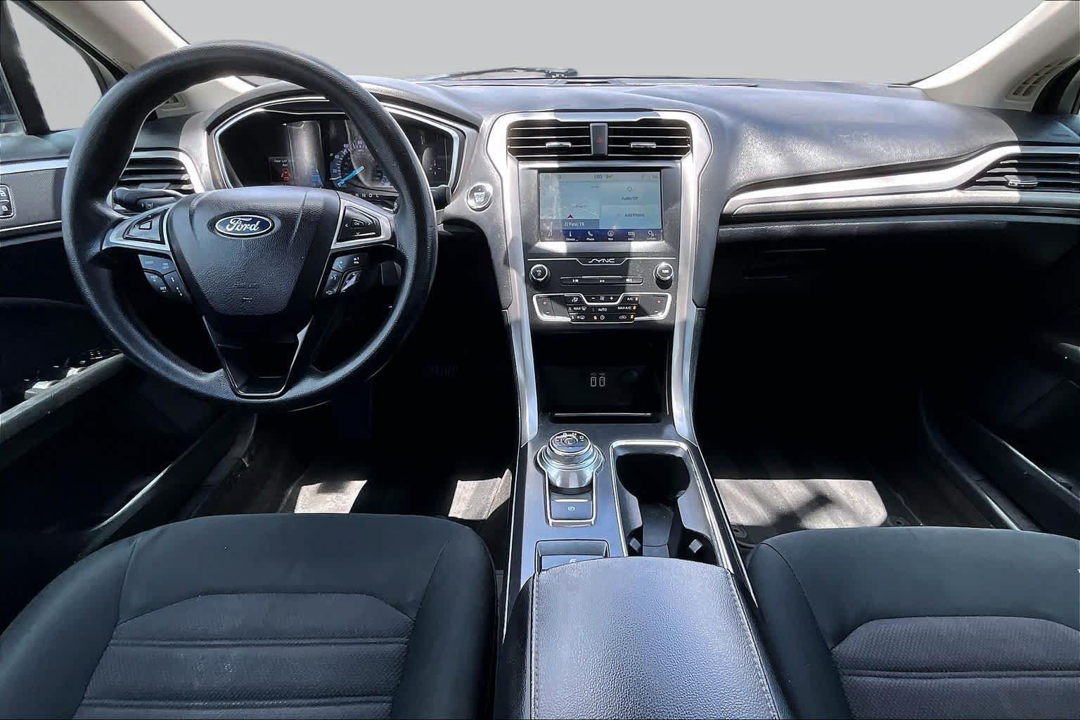 Used 2020 Ford Fusion SE FWD image 15