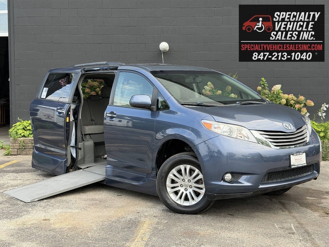 Used 2015 Toyota Sienna XLE FWD image 3