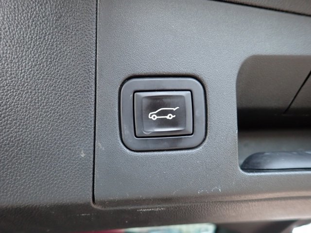 Used 2017 Cadillac XT5 Platinum w/ Driver Assist Package AWD/4WD image 9