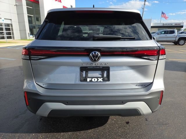 Used 2025 Volkswagen Tiguan SE AWD/4WD image 6