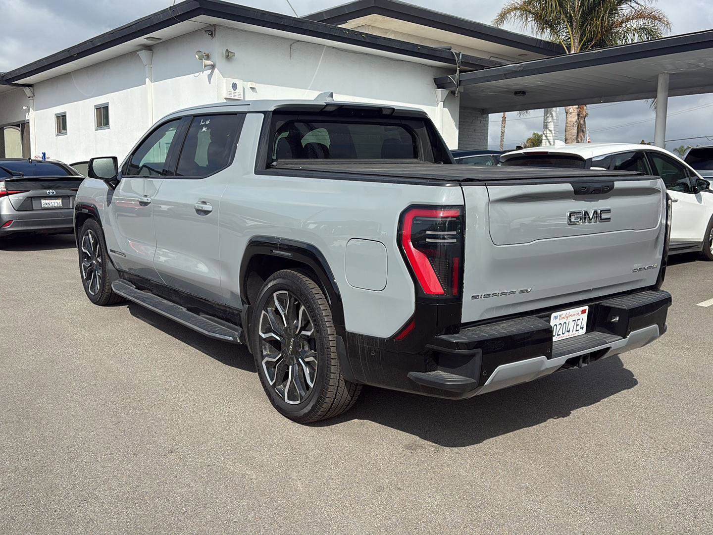 Used 2024 GMC Sierra EV Denali image 3