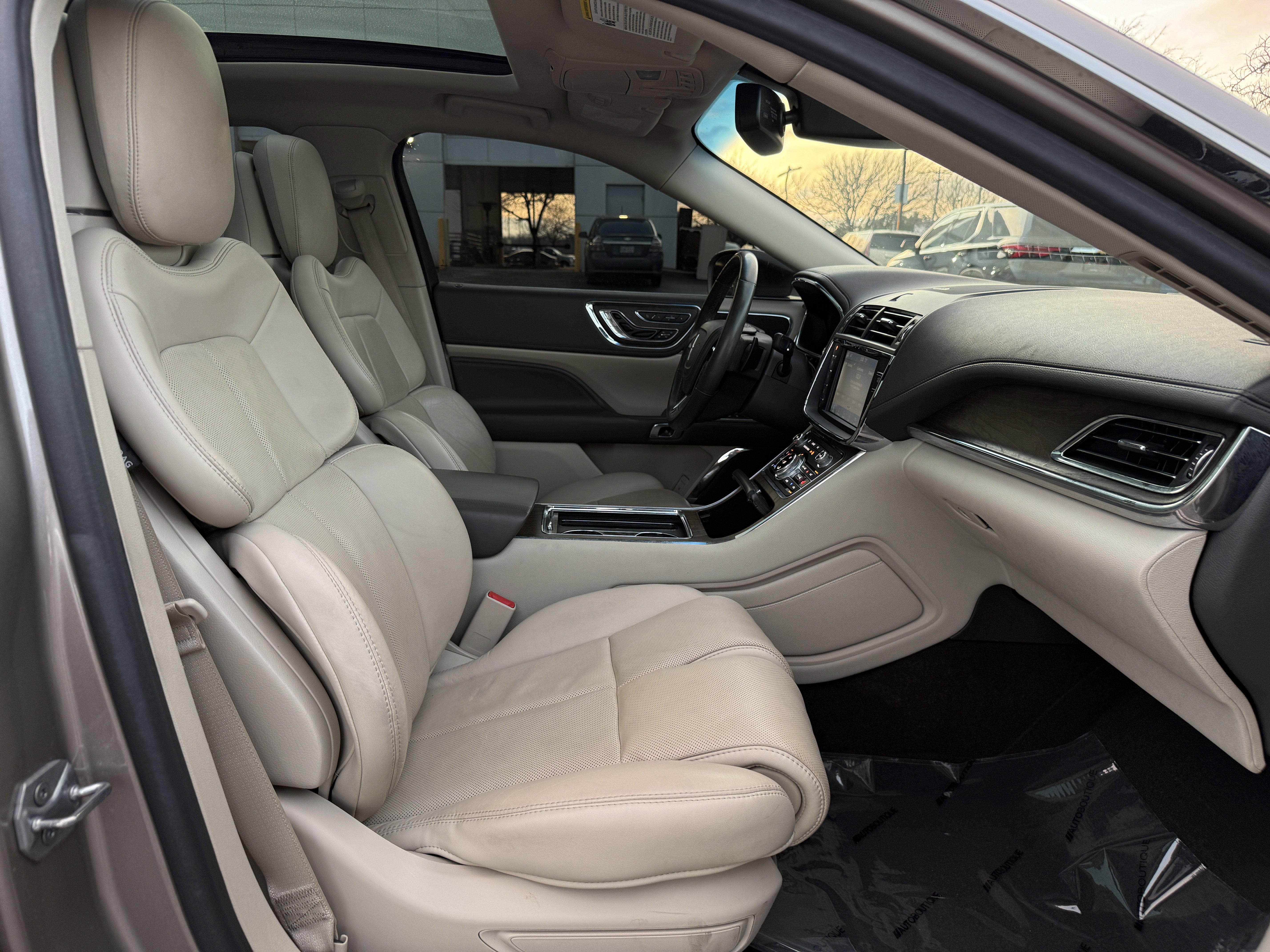 Used 2019 Lincoln Continental Select w/ Continental Climate Package image 30