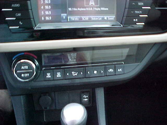 Used 2015 Toyota Corolla LE FWD image 22