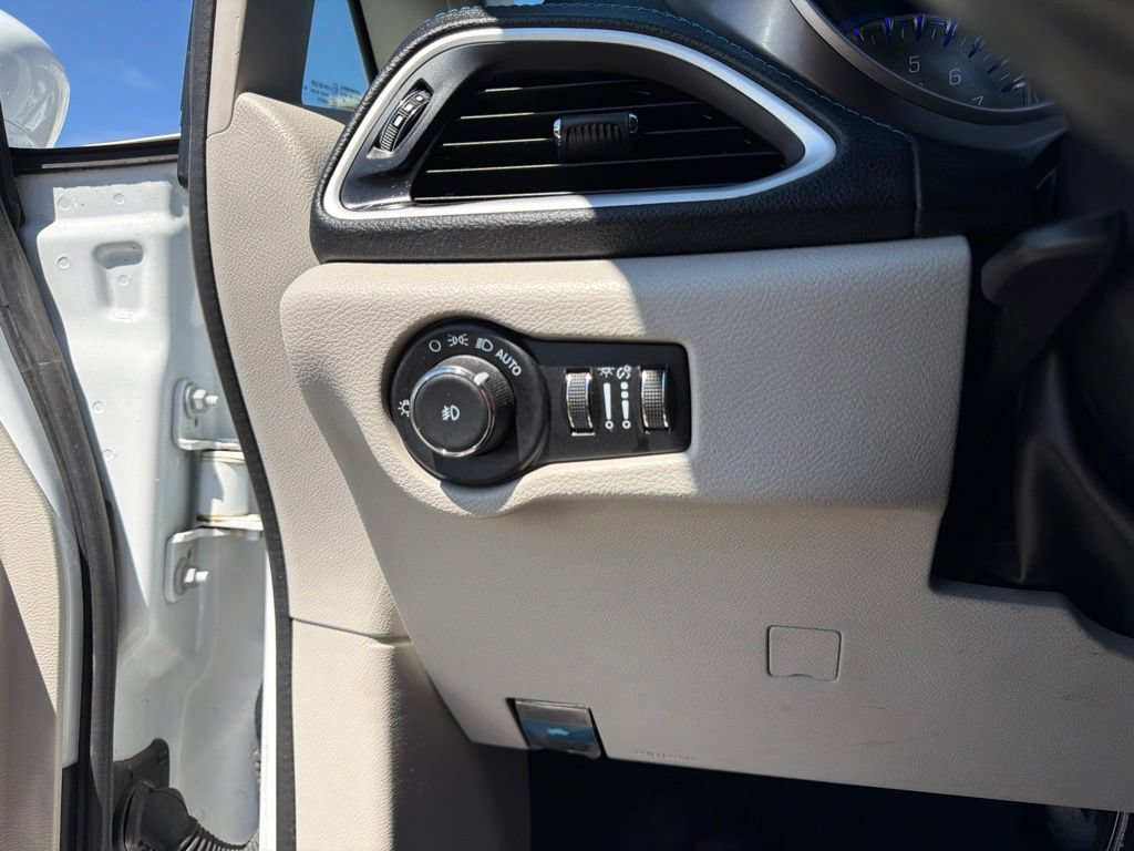 Used 2021 Chrysler Pacifica Touring-L w/ Uconnect Theater Family Group AWD/4WD image 28