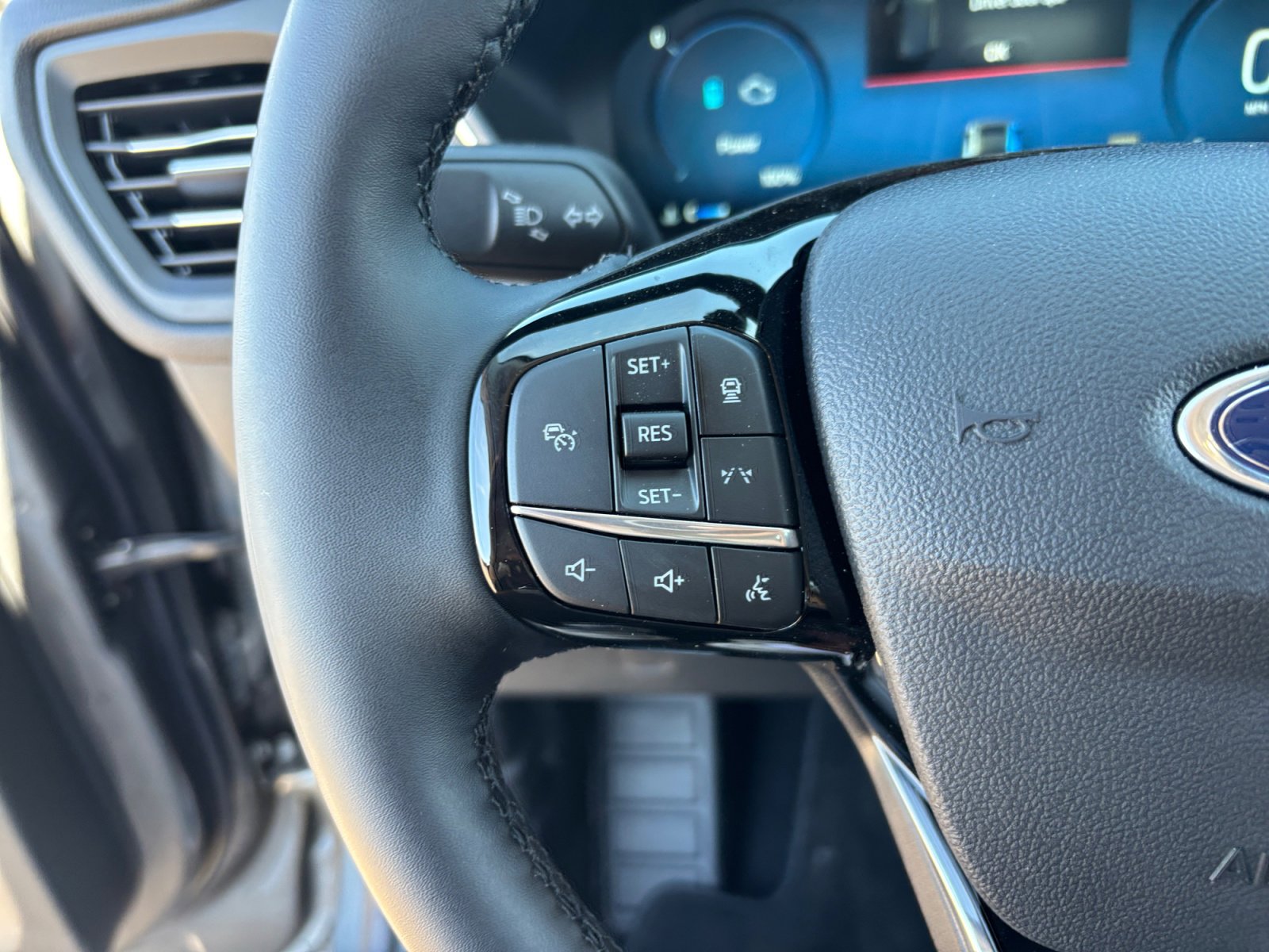 New 2025 Ford Escape SE w/ PHEV Premium Package FWD image 31
